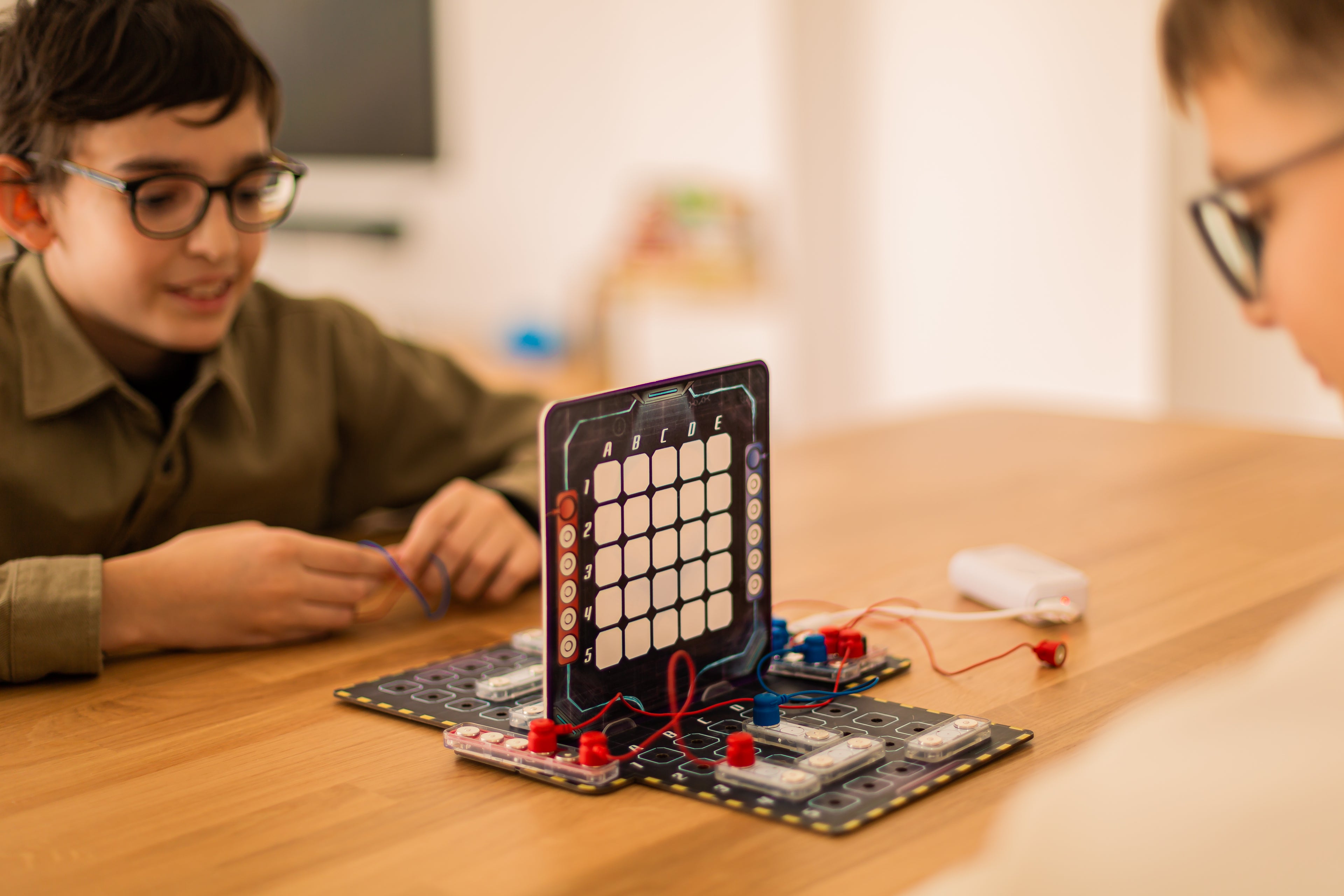 Buzz Trace - Find the hidden sabbotage connectors